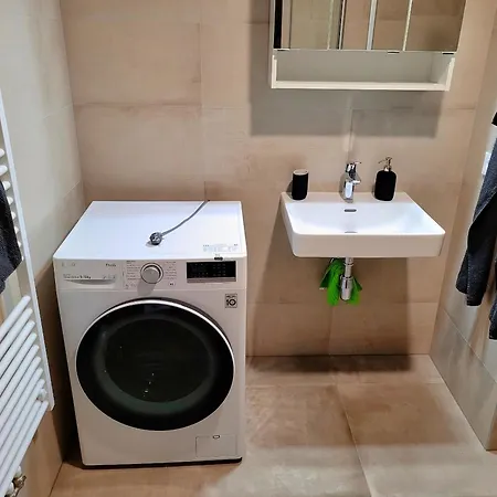 Karolina Executive - Standing Desk, Monitor & Garden View Apartment *