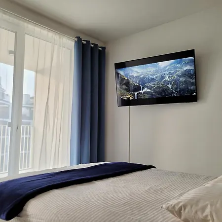 Karolina Executive - Standing Desk, Monitor & Garden View Apartment