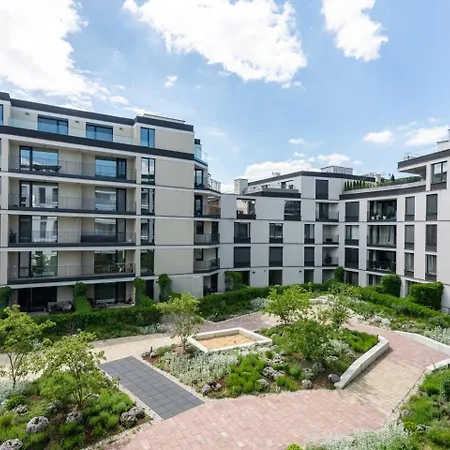 Karolina Executive - Standing Desk, Monitor & Garden View Apartment *