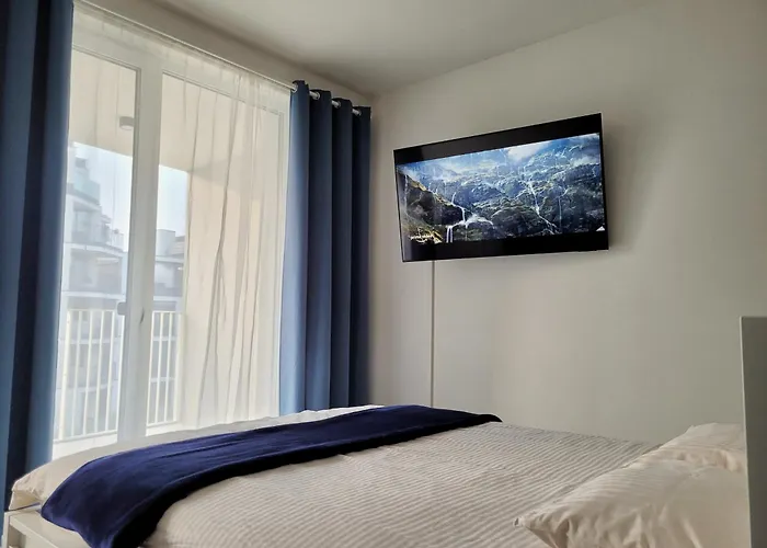 Karolina Executive - Standing Desk, Monitor & Garden View Apartment