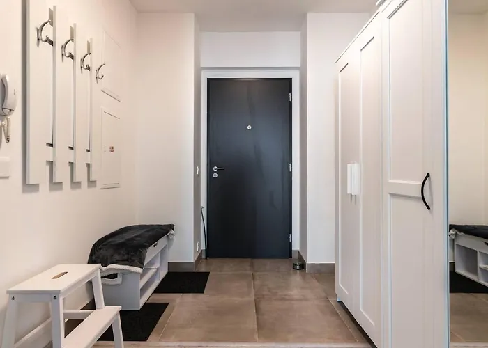 Karolina Executive - Standing Desk, Monitor & Garden View Apartment *