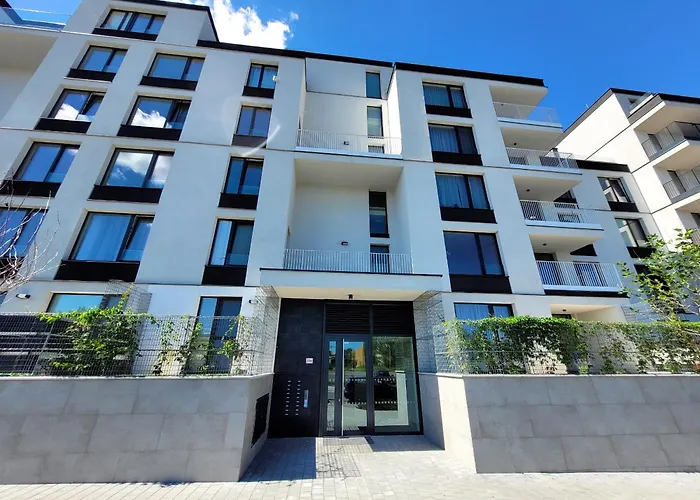 Karolina Executive - Standing Desk, Monitor & Garden View *