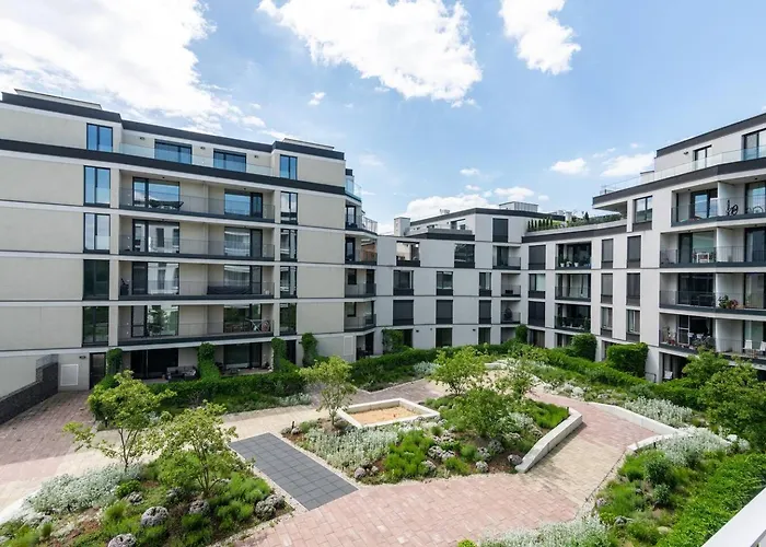 Karolina Executive - Standing Desk, Monitor & Garden View Apartment *